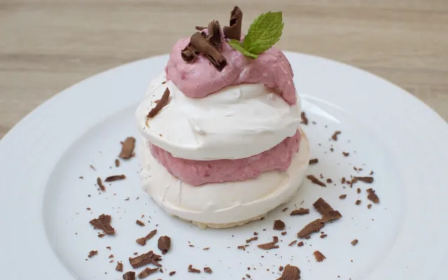 DSC_1217Dort Pavlova s malinovým mascarpone a čokoládou