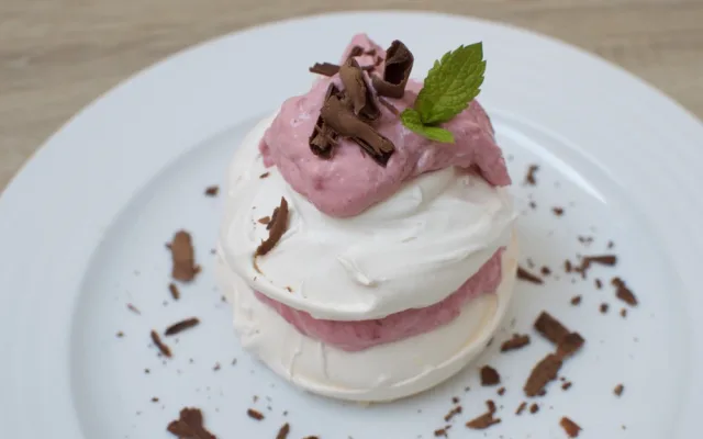Dort Pavlova s malinovým mascarpone a čokoládou