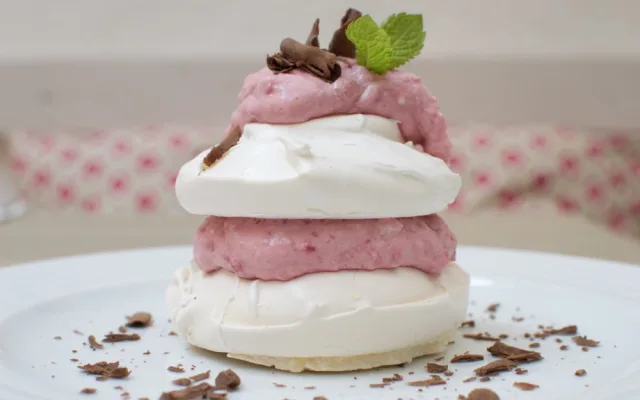 Dort Pavlova s malinovým mascarpone a čokoládou
