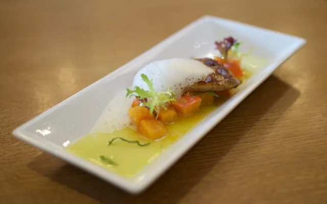 Pečená kachní foie gras s marinovanou dýní, zázvorová pěna