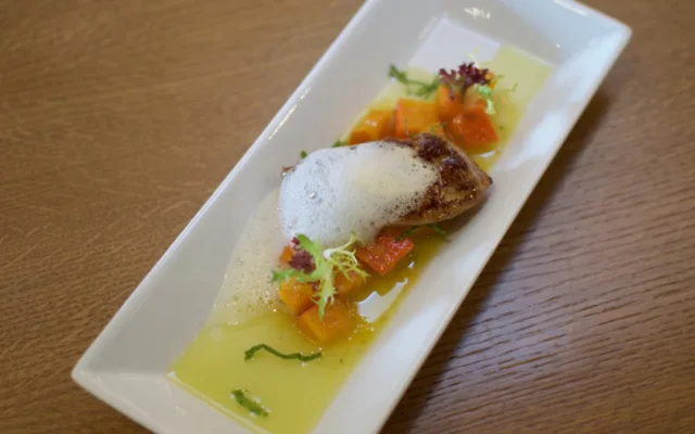 Pečená kachní foie gras s marinovanou dýní, zázvorová pěna