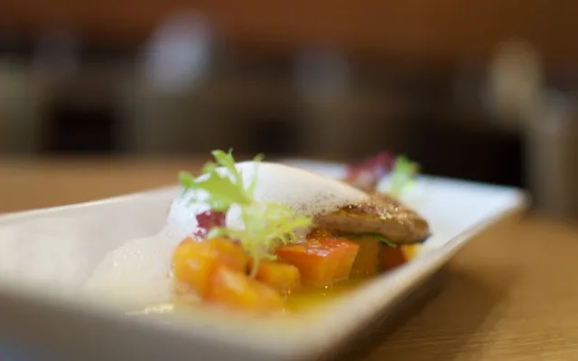 Pečená kachní foie gras s marinovanou dýní, zázvorová pěna