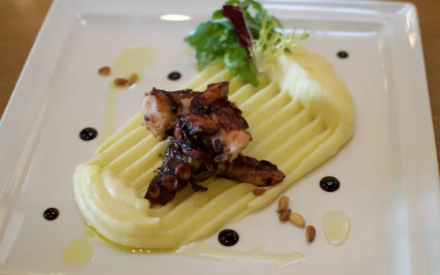 Grilovaná chobotnice, citronové pyré, smažené pinie, rukola