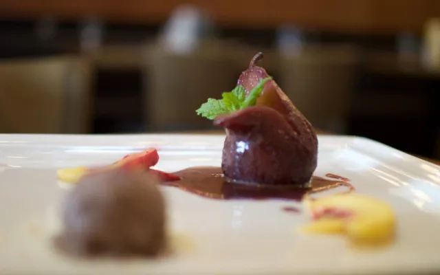 Lyonská hruška pošírovaná v červeném víně