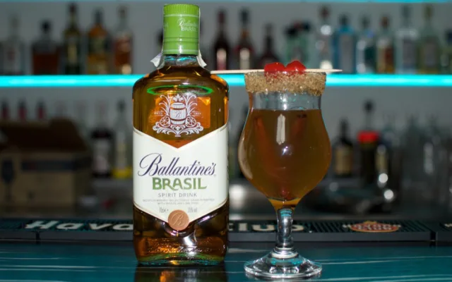 Glen Rio Hot (Ballantine's Brasil s horkým jablečným džusem)