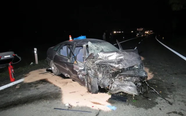 Řidička se se svým Fordem při předjíždění střetla s protijedoucím Renaultem