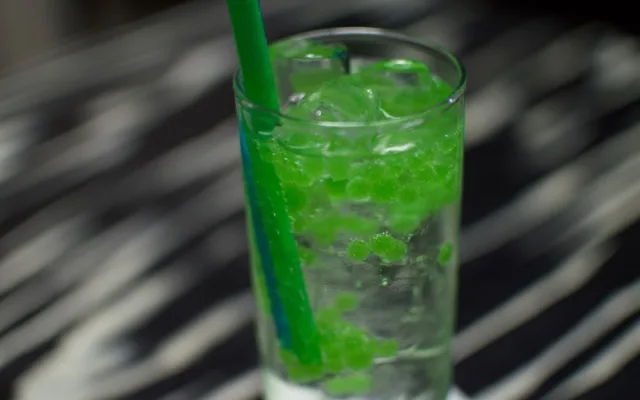 Gin a tonic s okurkovým kaviárem