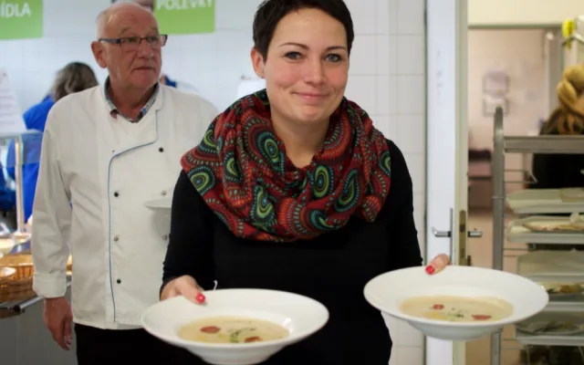 Tereza Šromová při servírování