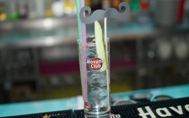 Mo Bro (gin + tonic)