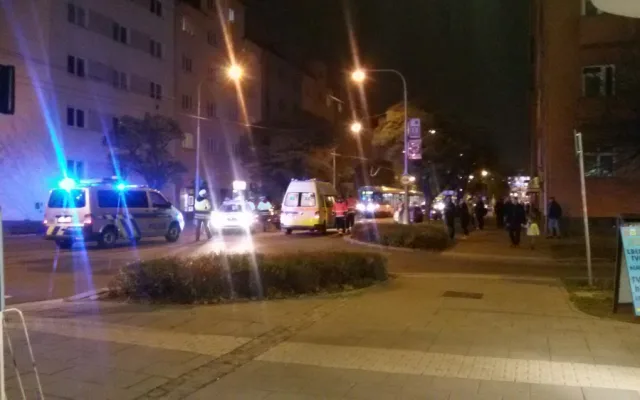 Na Masarykově třídě se střetla dvě auta přímo v tramvajovém kolejišti, tramvaje stojí