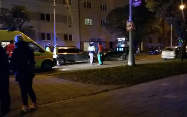 Na Masarykově třídě se střetla dvě auta přímo v tramvajovém kolejišti, tramvaje stojí