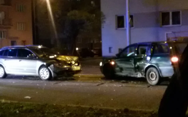 Na Masarykově třídě se střetla dvě auta přímo v tramvajovém kolejišti, tramvaje stojí