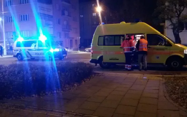 Na Masarykově třídě se střetla dvě auta přímo v tramvajovém kolejišti, tramvaje stojí