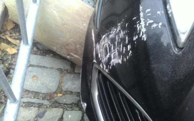 Dnes ráno byl na Dolním náměstí poškozen Morový sloup, najelo do něj auto