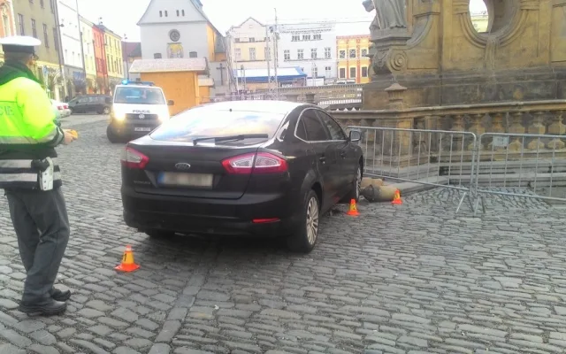 Dnes ráno byl na Dolním náměstí poškozen Morový sloup, najelo do něj auto