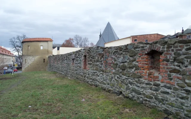 Drbna historička: Řekni, kde ty hradby jsou?
