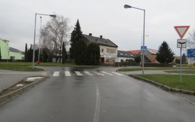 Žena srazila na přechodu školačku, policie ji hledá kvůli objasnění případu