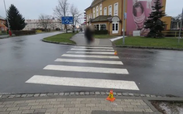 Žena srazila na přechodu školačku, policie ji hledá kvůli objasnění případu