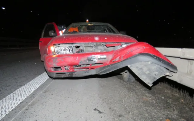 Žena havarovala se svým autem na dálnici, příčinou bylo pravděpodobně upadlé kolo
