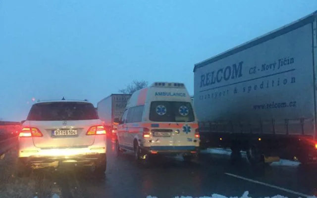 #drbnohled od Simony: Tři hodiny v zácpě. Takto dnes vypadala situace na dálnici u Prostějova