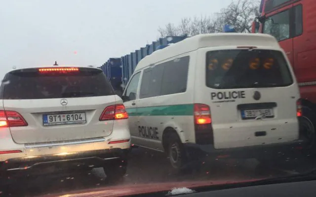 #drbnohled od Simony: Tři hodiny v zácpě. Takto dnes vypadala situace na dálnici u Prostějova