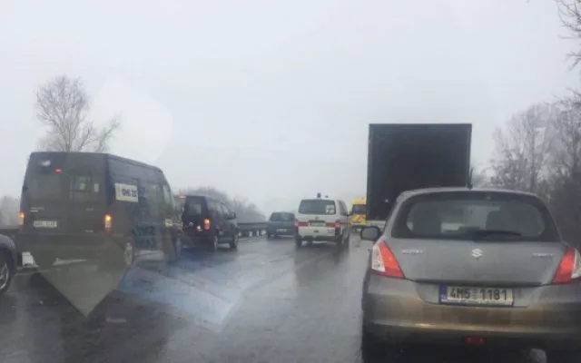 #drbnohled od Simony: Tři hodiny v zácpě. Takto dnes vypadala situace na dálnici u Prostějova