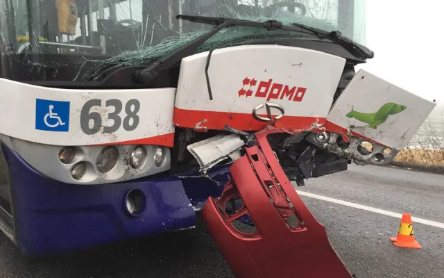 U Poděbrad se stala nehoda s těžkým zraněním, autobus se srazil se dvěma auty