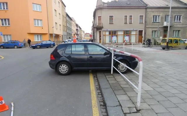 Při nehodě dvou aut skončilo jedno z nich zaklíněno v zábradlí u základní školy