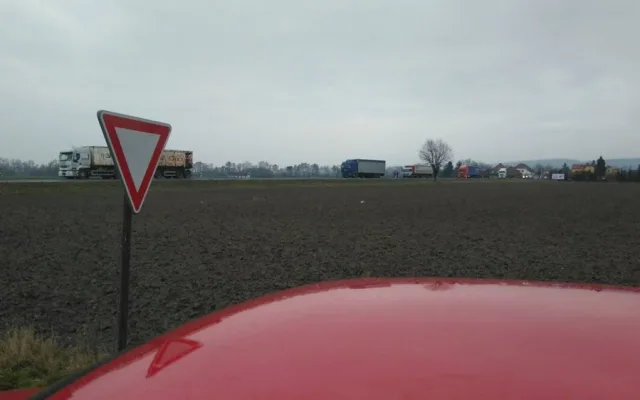 #drbnohled od Martina: Na Šternberské se střetly dva autobusy, tah je zcela neprůjezdný