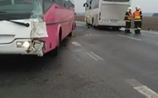 #drbnohled od Martina: Na Šternberské se střetly dva autobusy, tah je zcela neprůjezdný