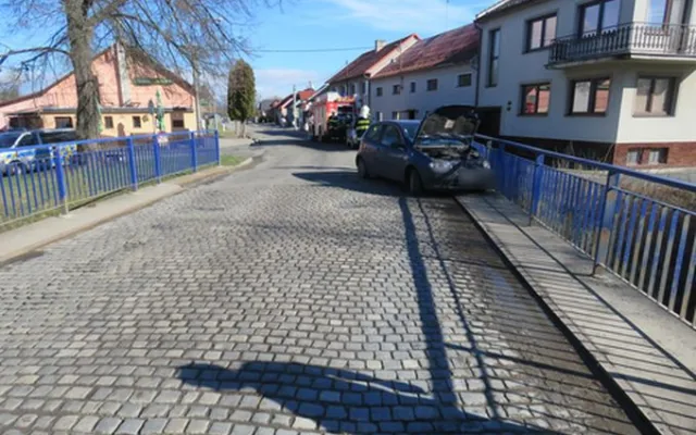 Namol opilý řidič nezvládl svoje auto, zastavil se o zábradlí mostu