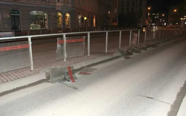 Muž, který zdemoloval tramvajovou zastávku na Palackého, byl vzat do vazby