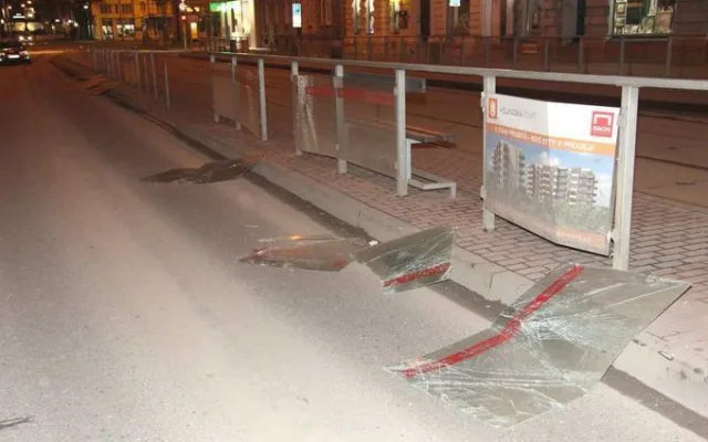 Muž, který zdemoloval tramvajovou zastávku na Palackého, byl vzat do vazby