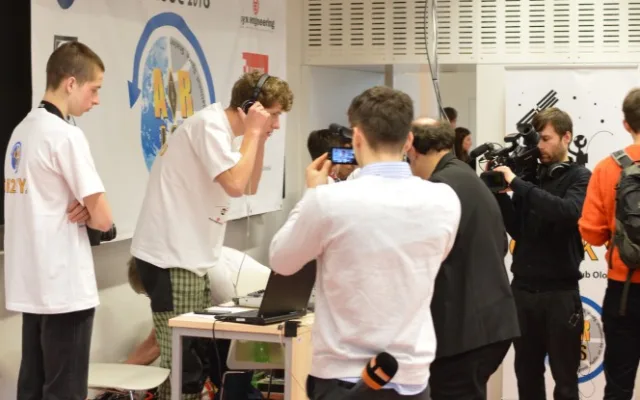 Olomoučtí studenti se živě spojili s vesmírnou stanicí ISS a vyzpovídali astronauta Tima Peaka