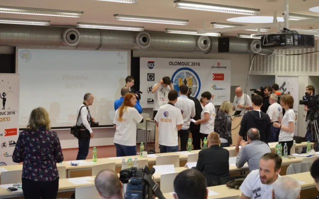 Olomoučtí studenti se živě spojili s vesmírnou stanicí ISS a vyzpovídali astronauta Tima Peaka