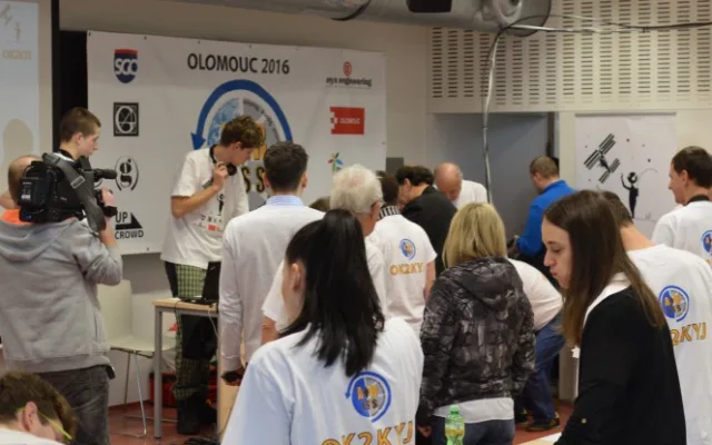 Olomoučtí studenti se živě spojili s vesmírnou stanicí ISS a vyzpovídali astronauta Tima Peaka