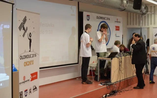 Olomoučtí studenti se živě spojili s vesmírnou stanicí ISS a vyzpovídali astronauta Tima Peaka