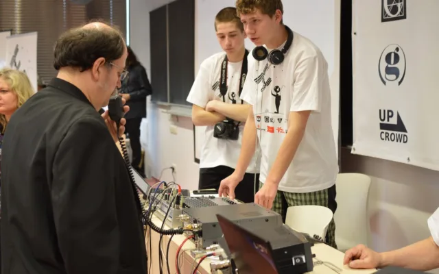 Olomoučtí studenti se živě spojili s vesmírnou stanicí ISS a vyzpovídali astronauta Tima Peaka