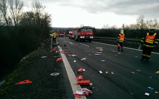 AKTUALIZOVÁNO: Řidič autobusu přehlédl šoféra u odstavené dodávky, muž střet nepřežil