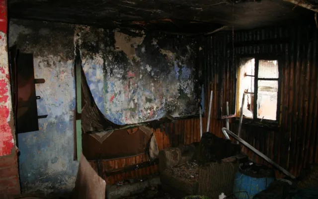 FOTO: Uzení v Cholině skončilo požárem celé dřevěné kůlny