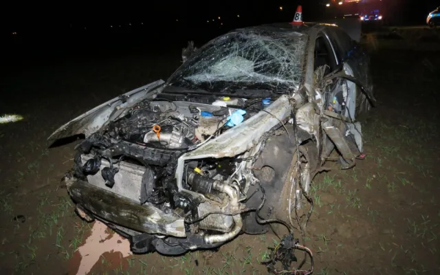 Opilý muž nezvládl u Sudkova své auto, s těžkými zraněními byl převezen do nemocnice