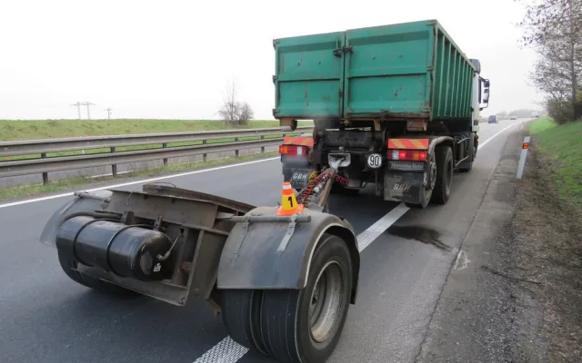 Na dálnici u Prostějova se v jízdě oddělil od náklaďáku přívěs, zastavil se o svodidla