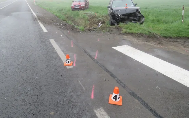 Nepozorná řidička na křižovatce nedala přednost, auta po střetu skončila mimo silnici