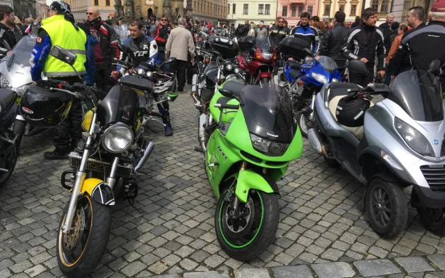 FOTO, VIDEO: Horní náměstí zaplavily stovky motorek, motorkáři započali sezónu