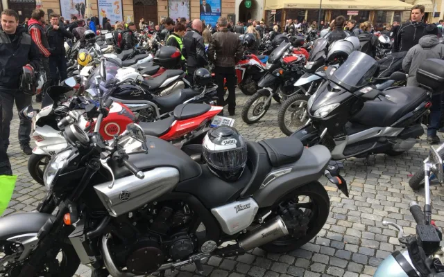 FOTO, VIDEO: Horní náměstí zaplavily stovky motorek, motorkáři započali sezónu