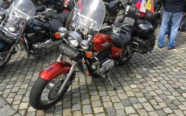 FOTO, VIDEO: Horní náměstí zaplavily stovky motorek, motorkáři započali sezónu