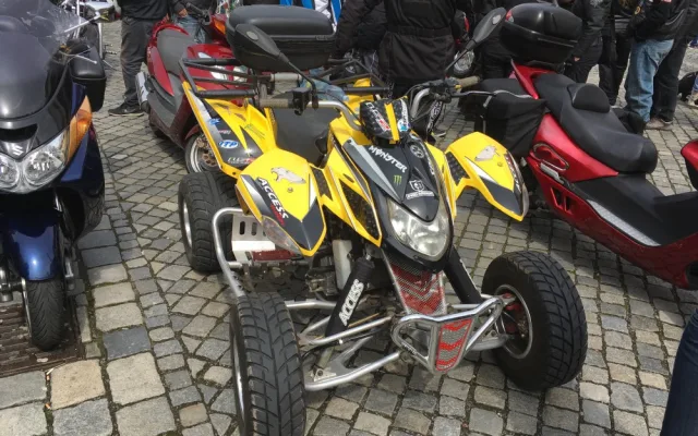 FOTO, VIDEO: Horní náměstí zaplavily stovky motorek, motorkáři započali sezónu