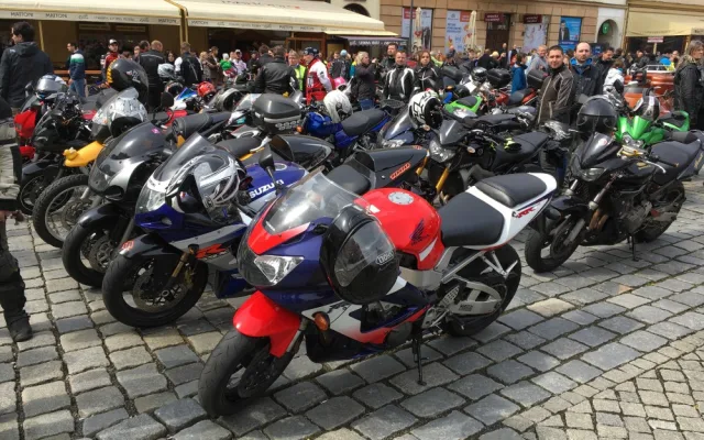 FOTO, VIDEO: Horní náměstí zaplavily stovky motorek, motorkáři započali sezónu
