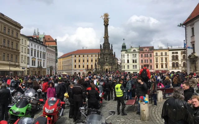 FOTO, VIDEO: Horní náměstí zaplavily stovky motorek, motorkáři započali sezónu