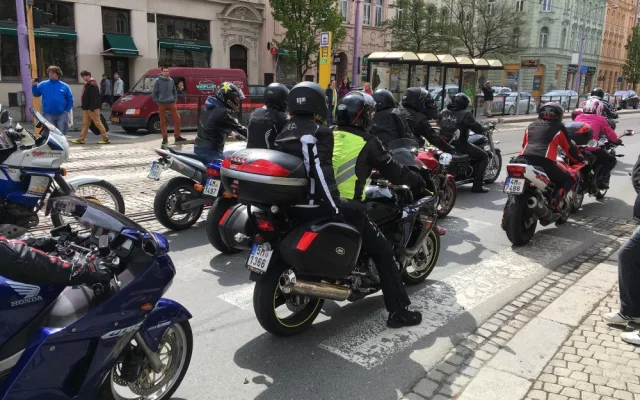 FOTO, VIDEO: Horní náměstí zaplavily stovky motorek, motorkáři započali sezónu